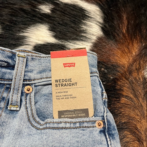 Levi’s Wedgie Straight Size 24, Short - Picture 4 of 7